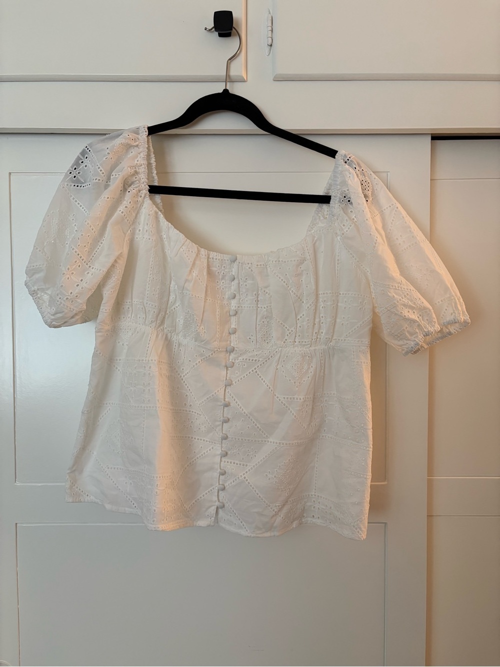 Kittenish White Eyelet Puff-Sleeve Blouse